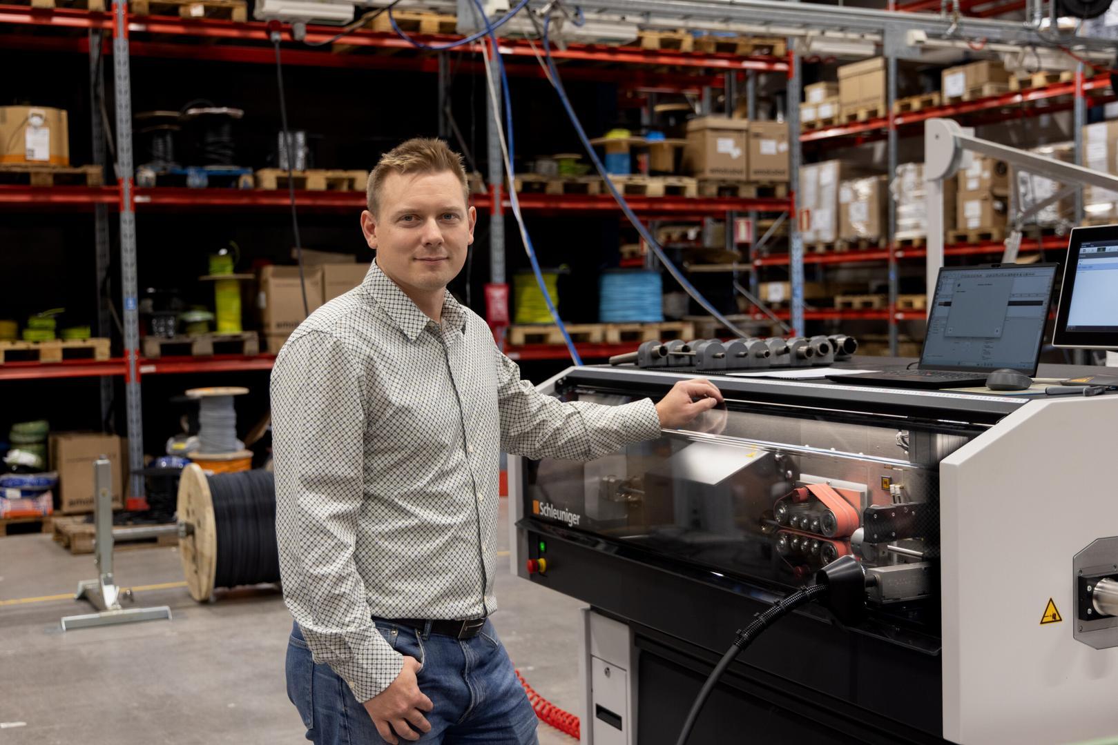 EFC:n uusi kaapelinkäsittelykone Komax Megastrip 9680 ja CEO Jukka Syrjä